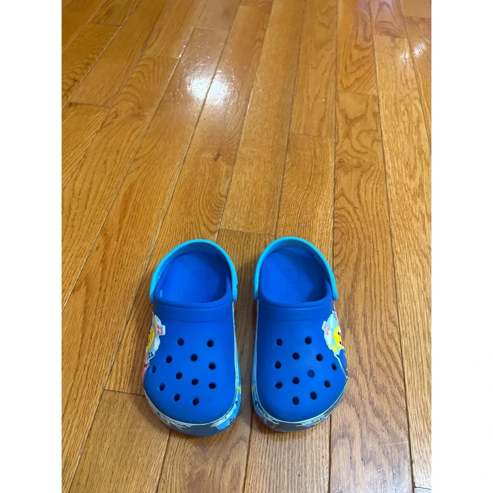Boys or girls Crocs Baby Shark Pinkfong Blue‎ Clogs Kids Size 2 Slip On Shoe